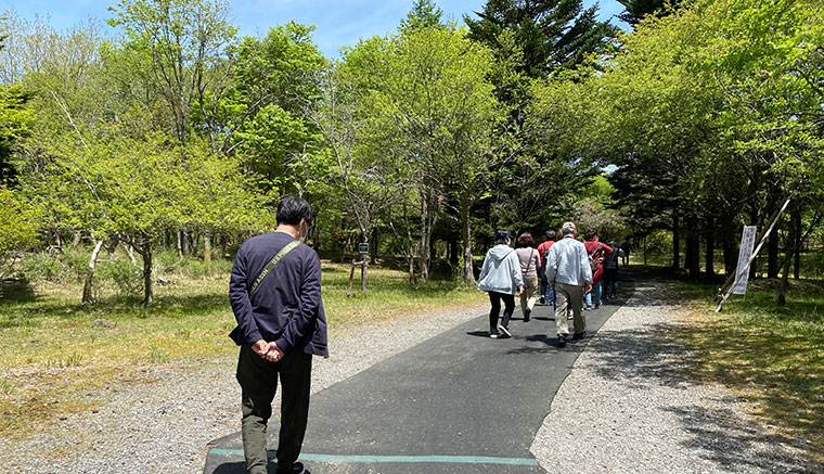 富士芝桜まつりの第二駐車場から会場まで歩く